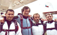 Bolek Polívka a instruktoři tandemových seskoků Skydive Kantor