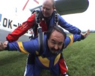 Petr Novotný s tandem-pilotem u letadla