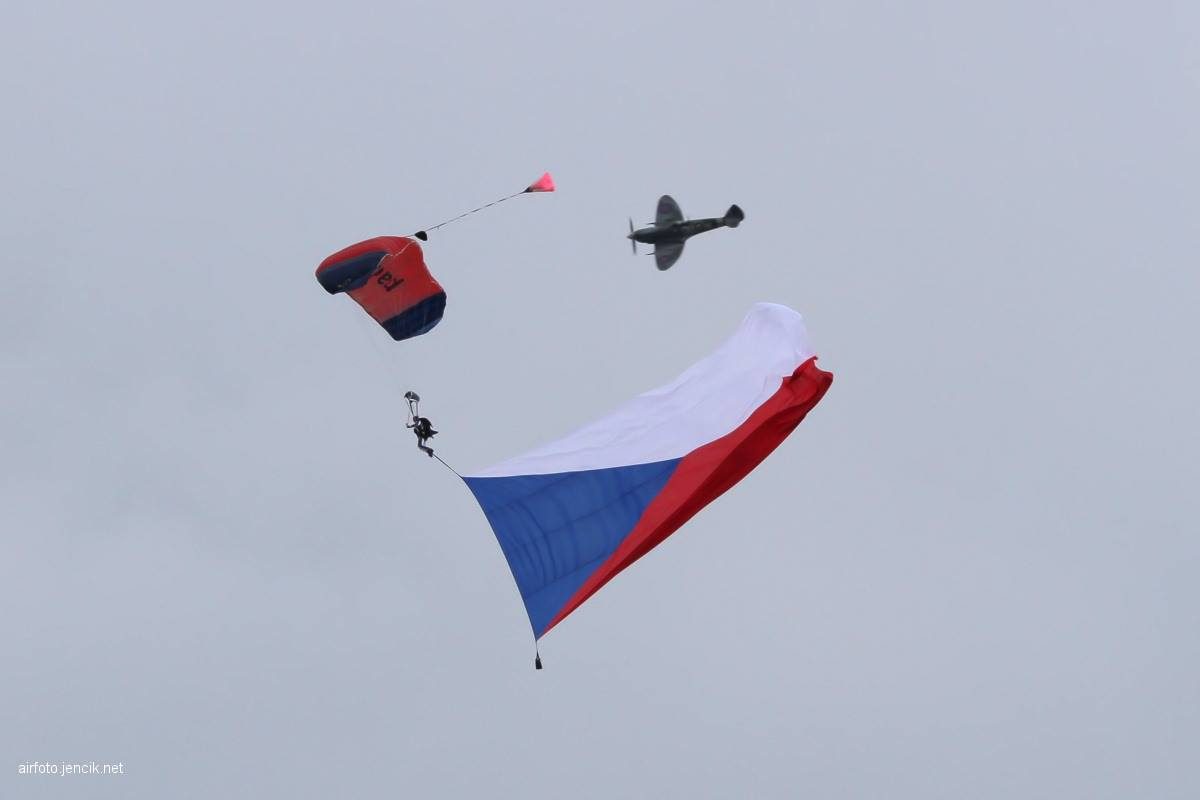 Propagační seskok s českou vlajkou a doprovodným letounem