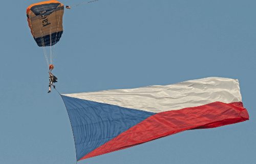 Parašutista s českou vlajkou při propagačním seskoku