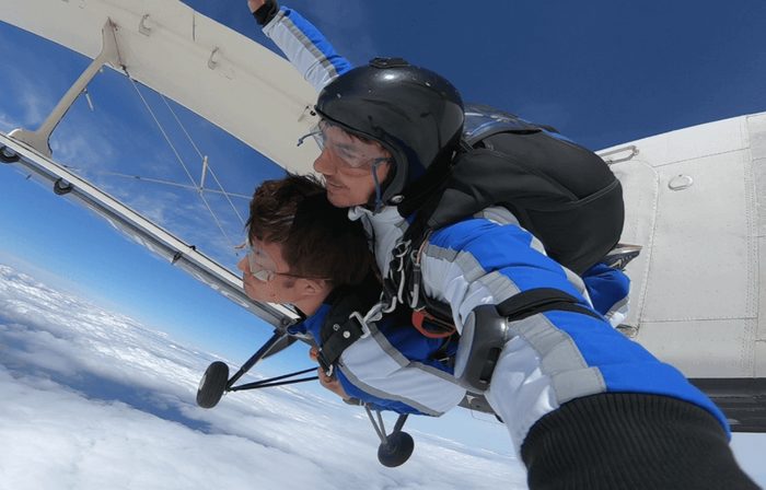 Záběr kameramana na tandem opouštějící letoun An-2