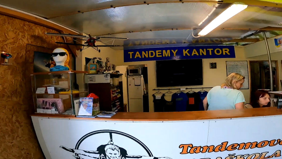 Provozovna Skydive Kantor na letišti Mladá Boleslav